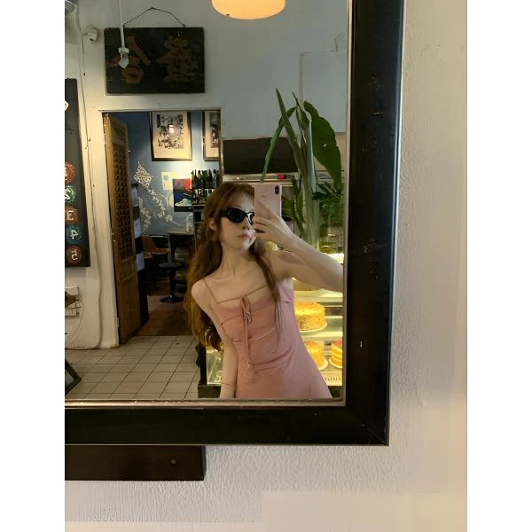 ishui-酒心蔷薇-ins粉色吊带小众修身露背甜妹褶皱连衣裙