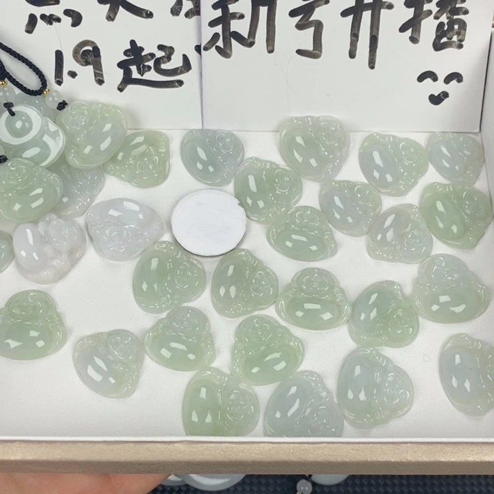 翡翠未镶嵌颈饰佛公多样性发其一