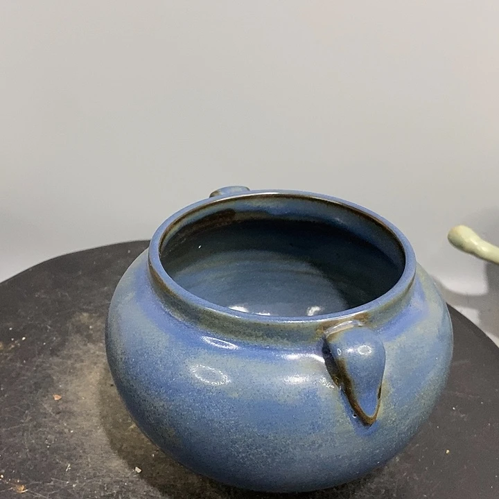 钧窑双耳炉造型美观