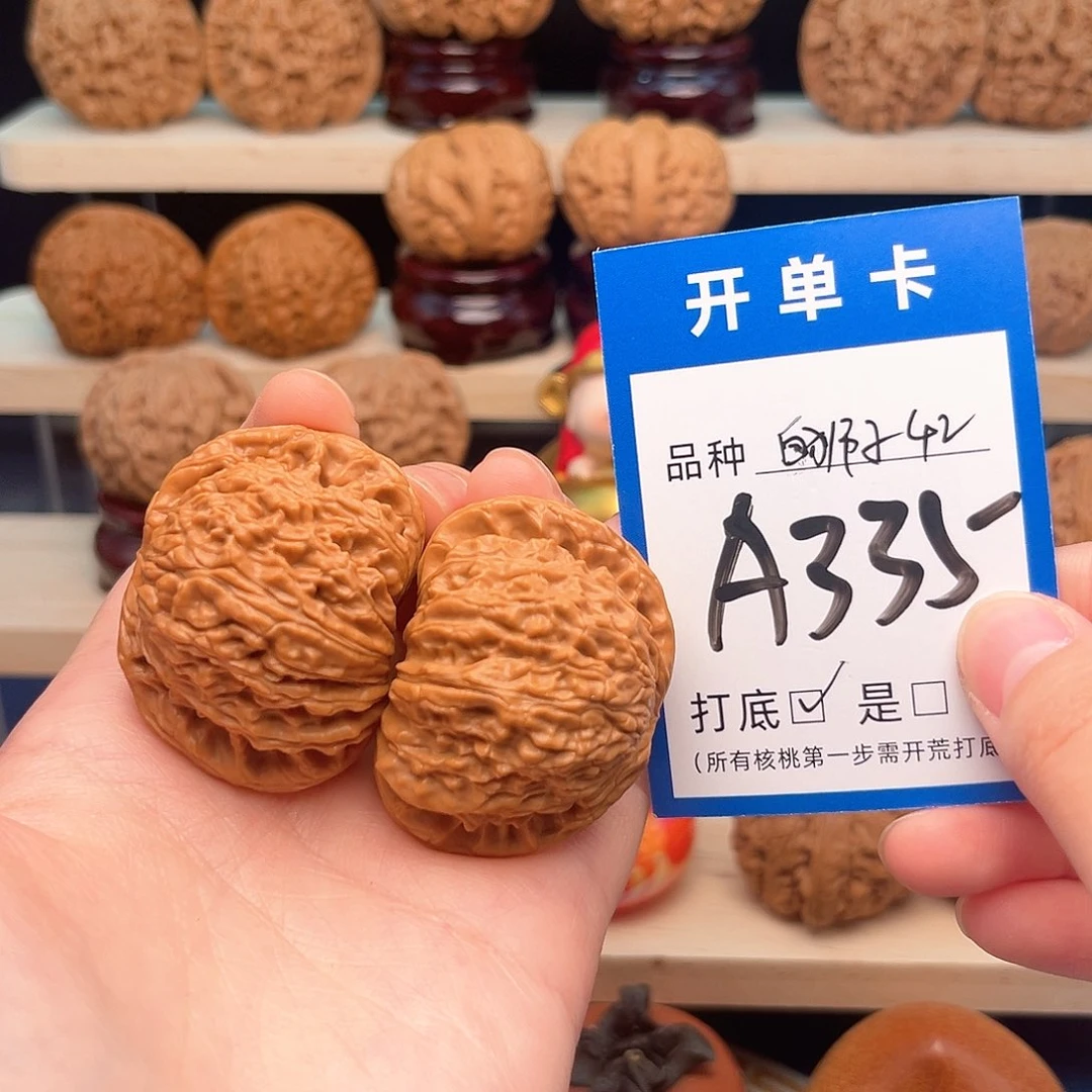 文玩核桃吊坠白狮子42