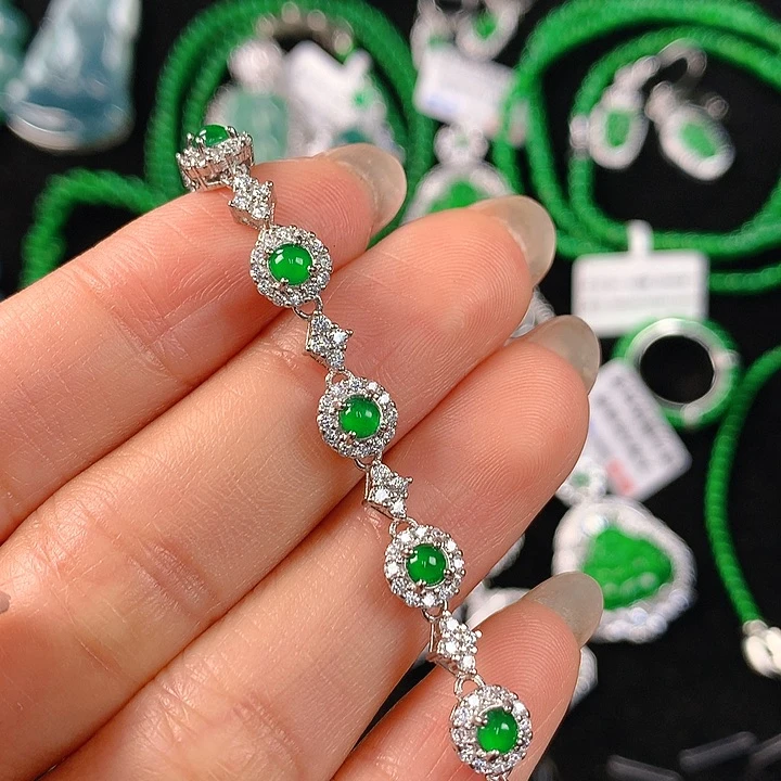 翡翠颈饰未镶嵌翡翠