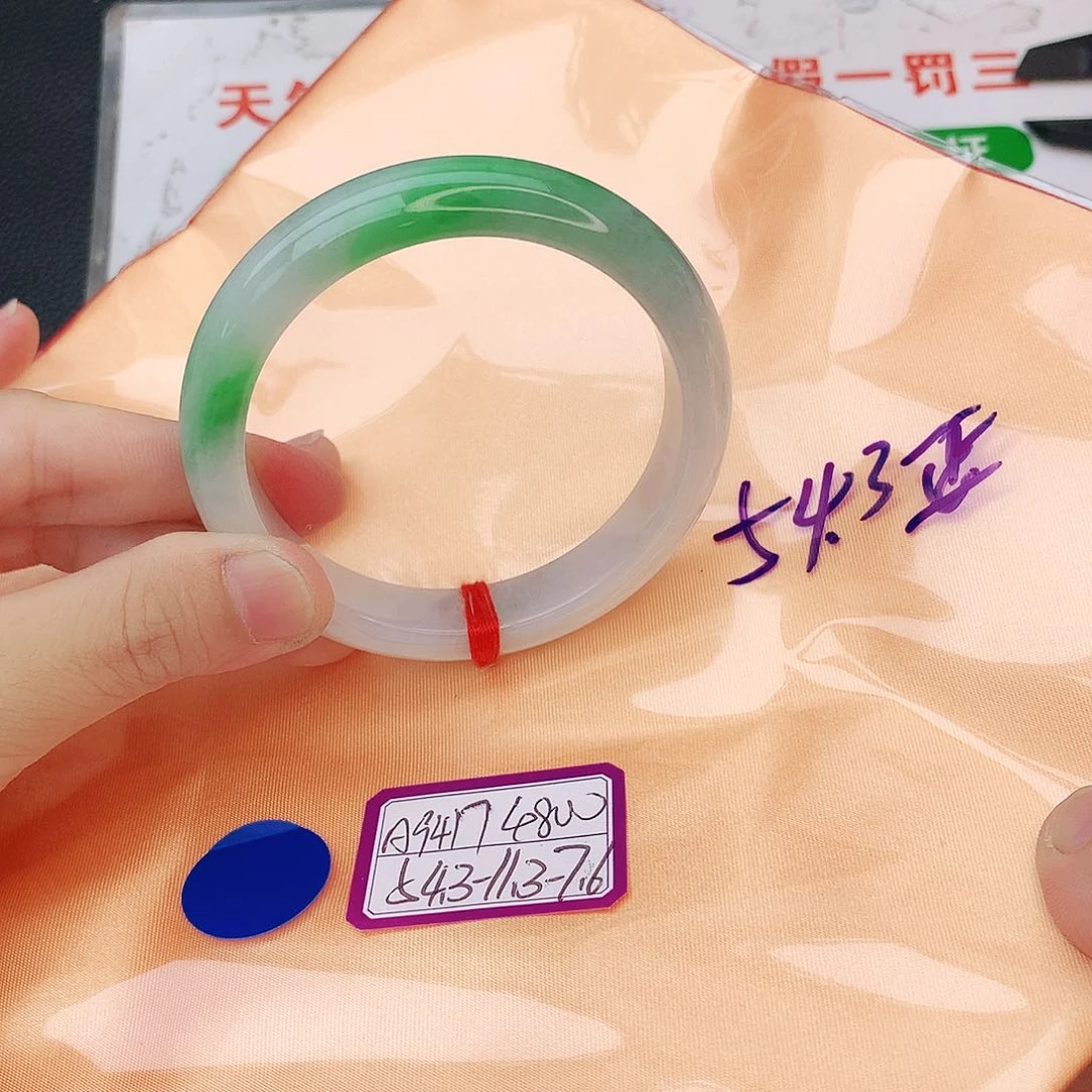 翡翠手镯未镶嵌翡翠