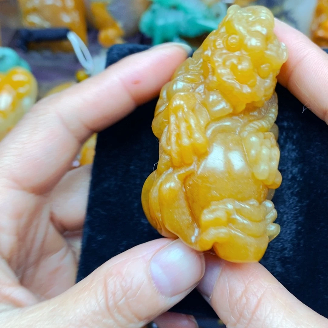 未镶嵌石英质玉（黄龙玉）颈饰