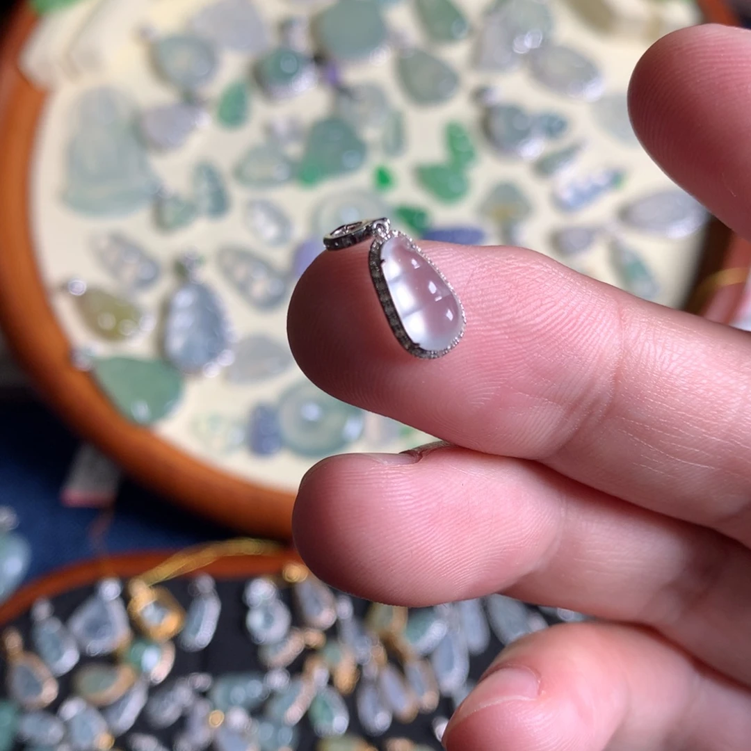 翡翠18K金镶嵌颈饰豆子