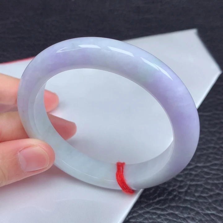 翡翠手镯未镶嵌。
