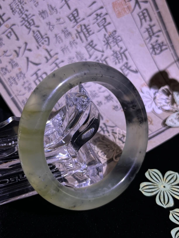 岫玉手镯水墨冰透女款飘绿