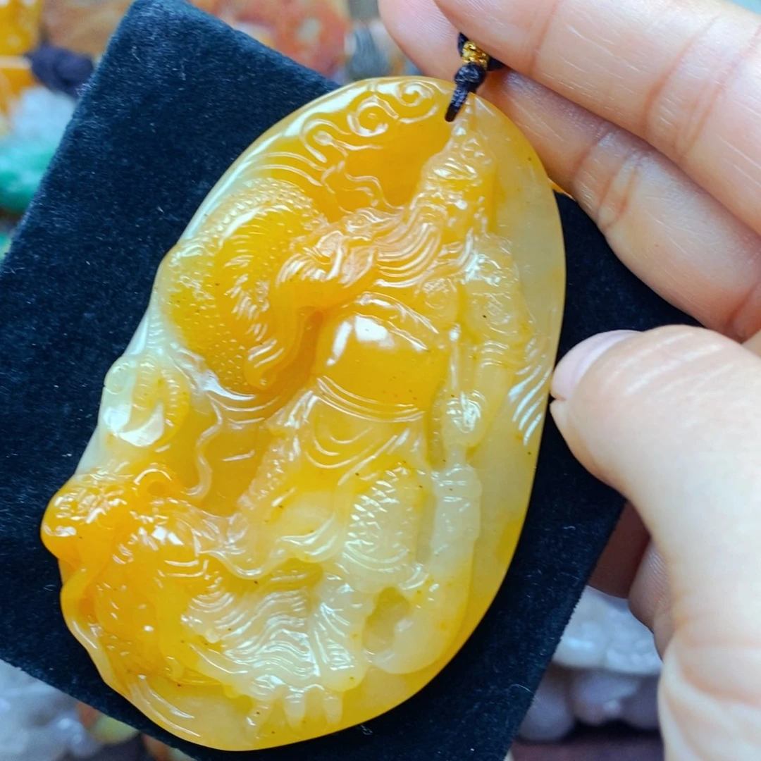 未镶嵌石英质玉（黄龙玉）颈饰