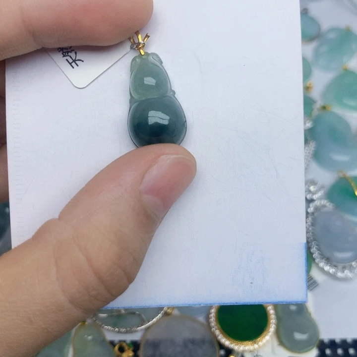 翡翠18K金镶嵌颈饰葫芦