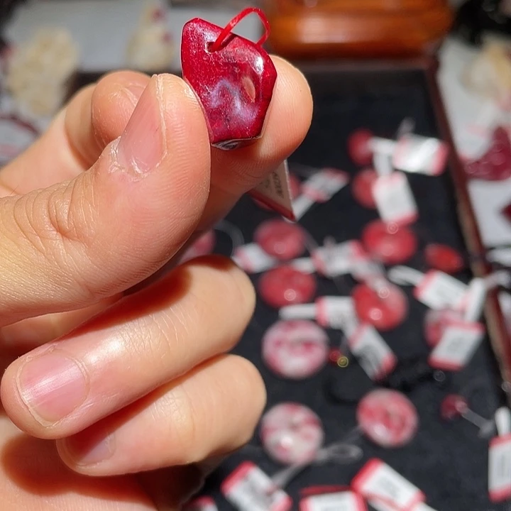 天然辰砂原矿无根沙吊坠