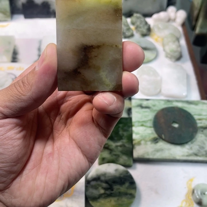 独山玉未镶嵌颈饰
