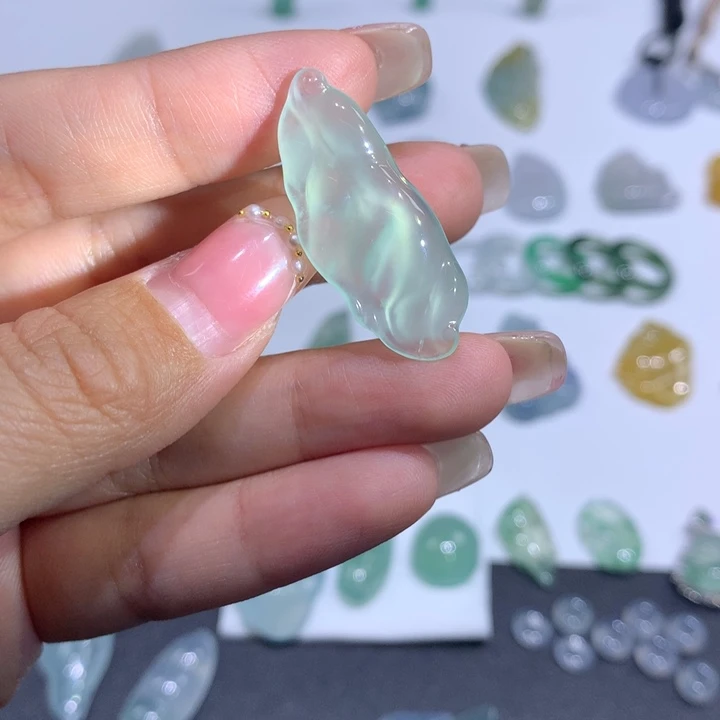 翡翠未镶嵌颈饰叶子