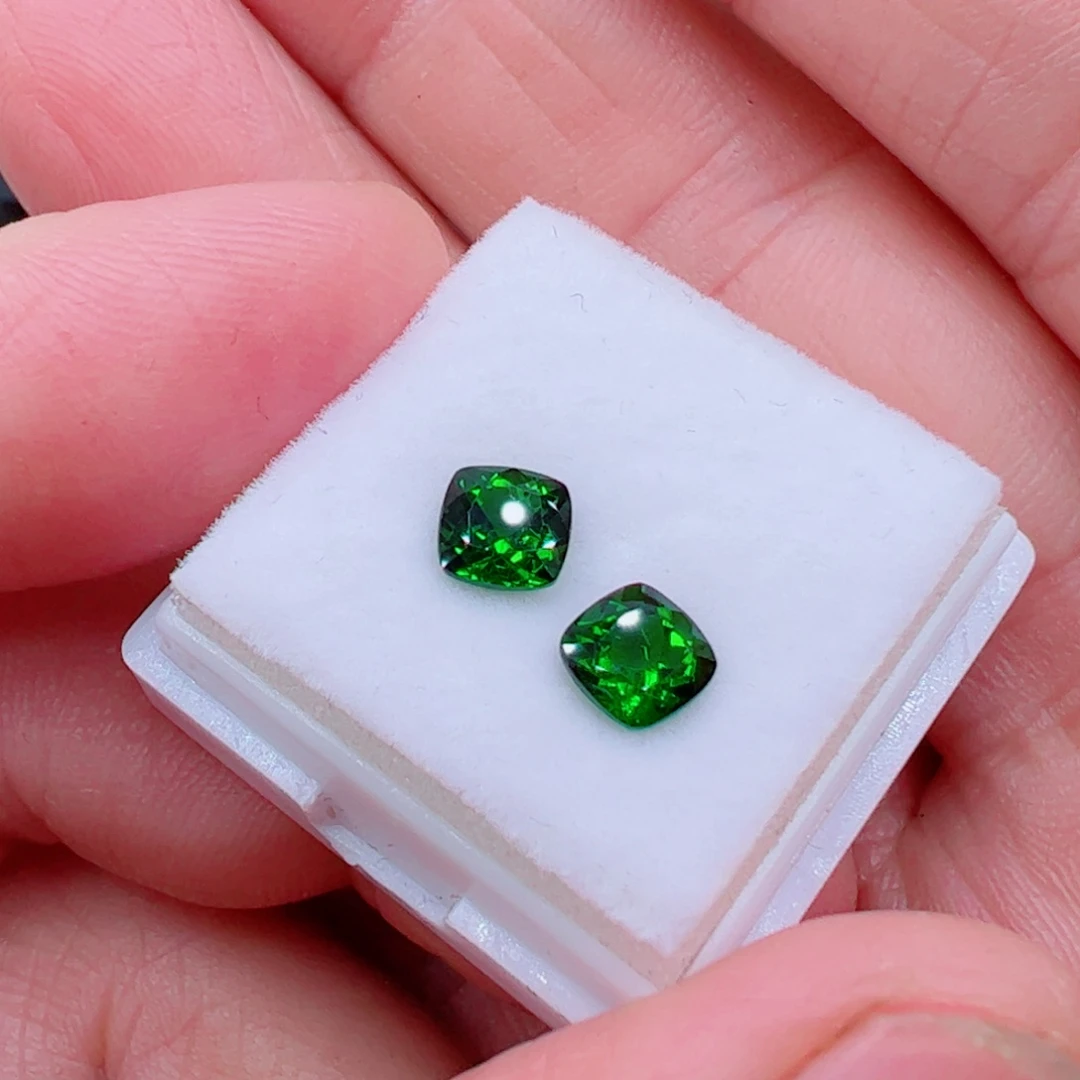 透辉石方5裸石2颗未镶嵌