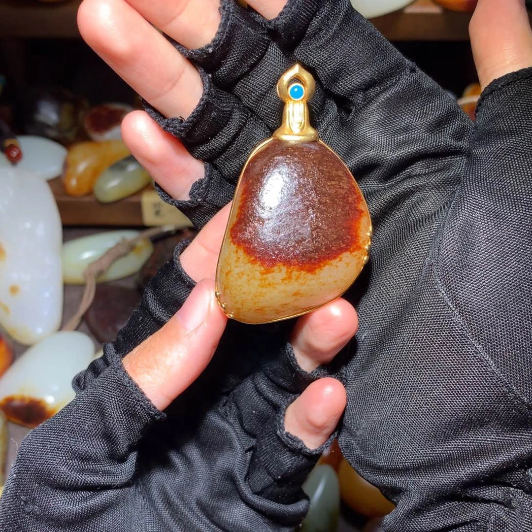 黒***金和田玉18K金镶嵌颈饰
