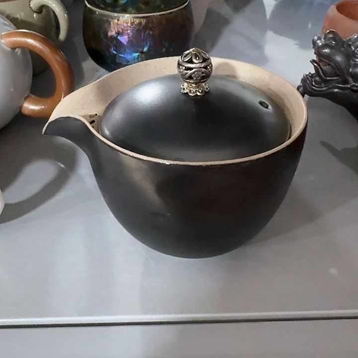 主人杯一个，瓷。。品茗