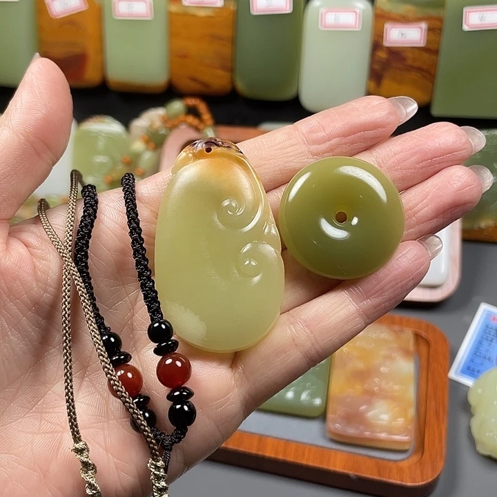 走***湖如意平安扣玉石吊坠