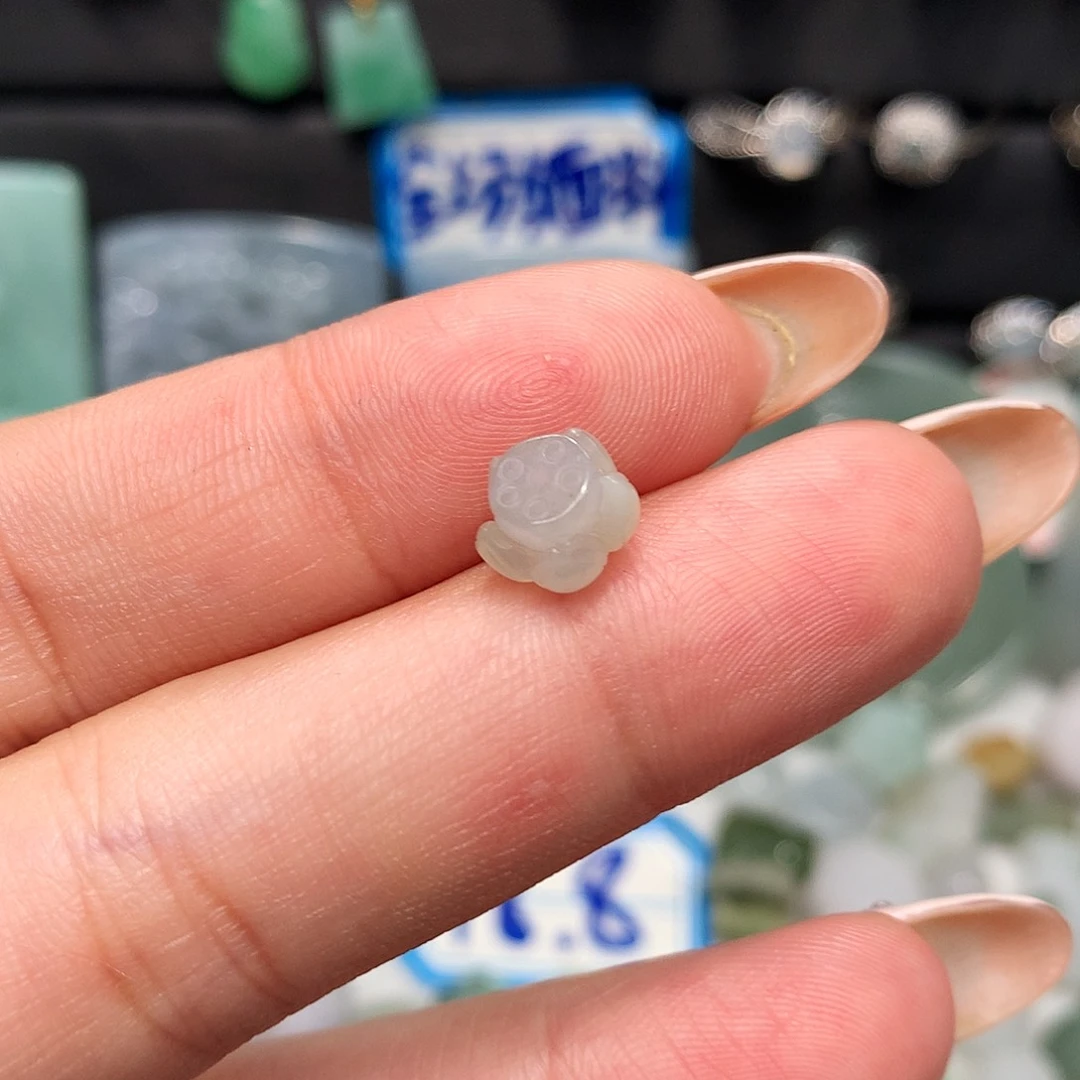 翡翠未镶嵌颈饰莲花