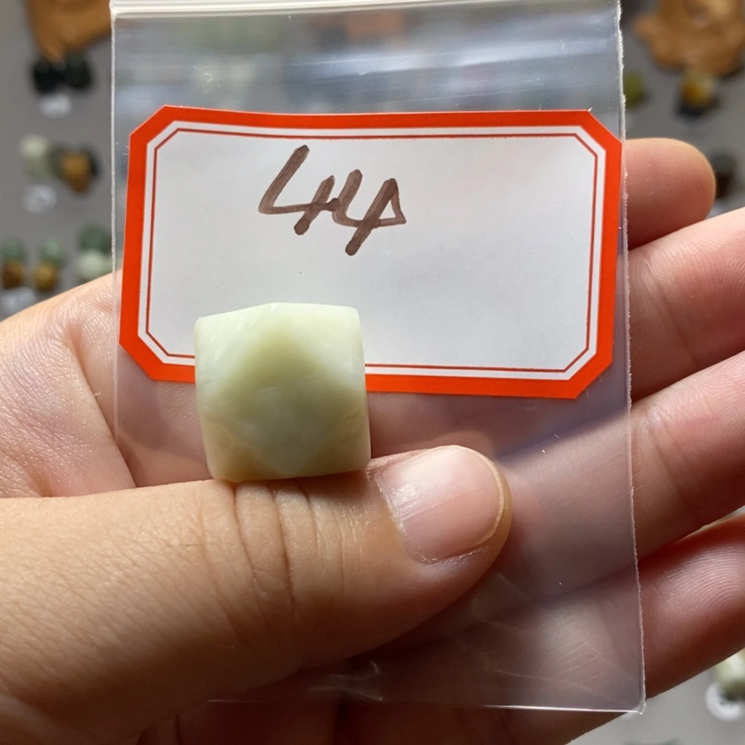 【闪购商品】蛇纹石玉配珠未镶嵌来*刀