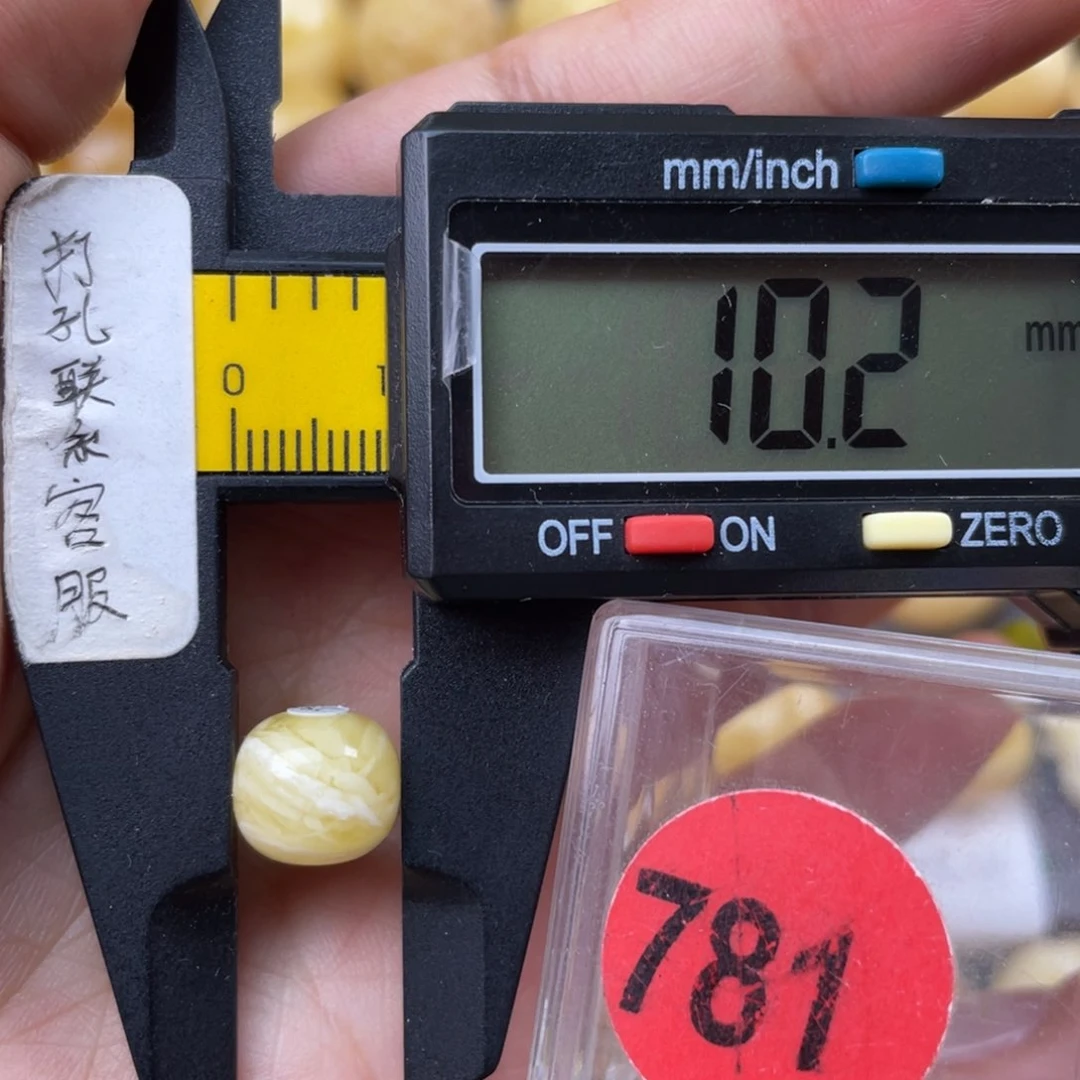 未镶嵌蜜蜡珠宝奇石俱*矣