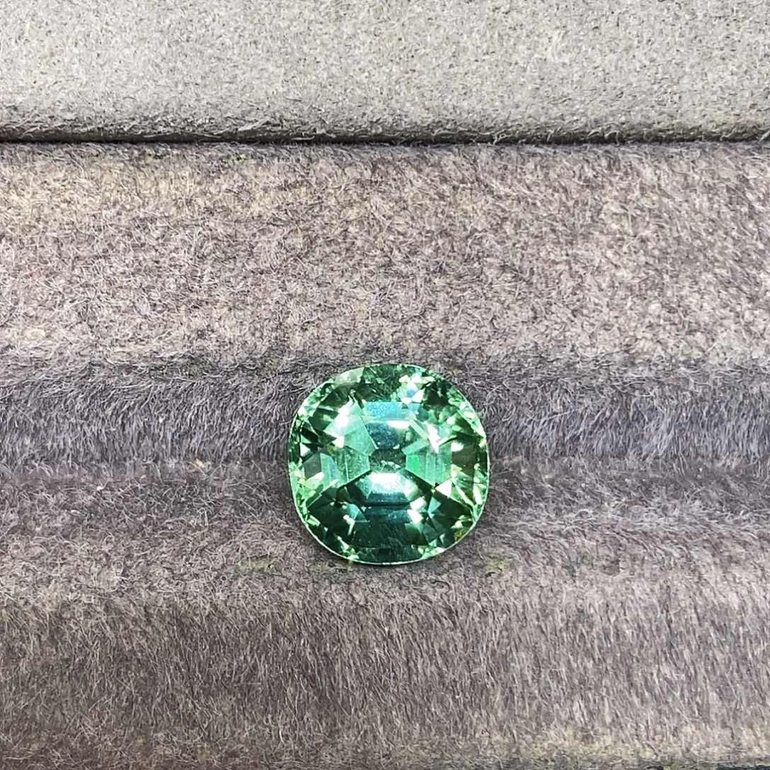 碧玺未镶嵌4.62克拉天然全净满火彩薄荷绿碧玺