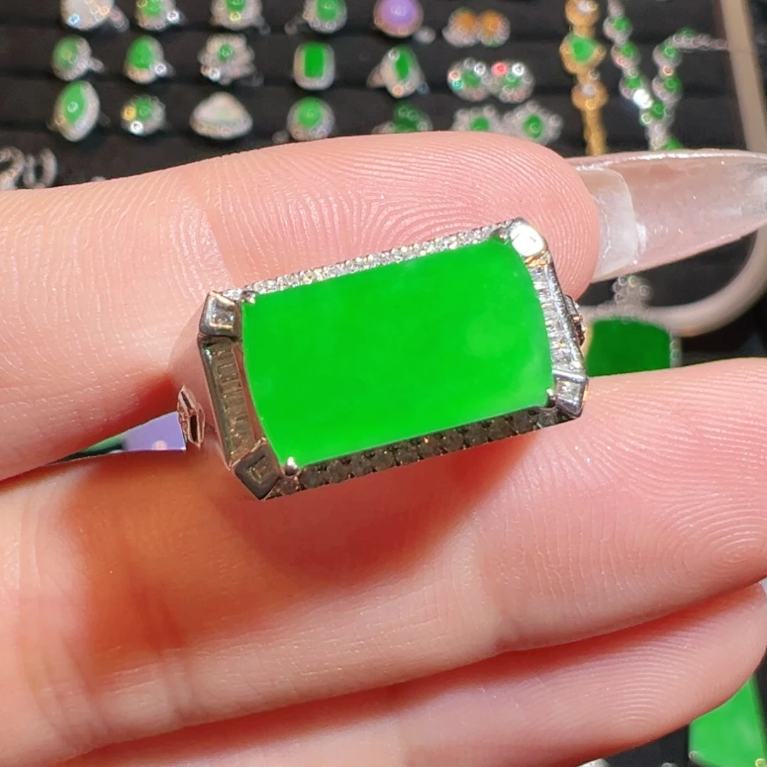 颈饰18K金镶嵌翡翠