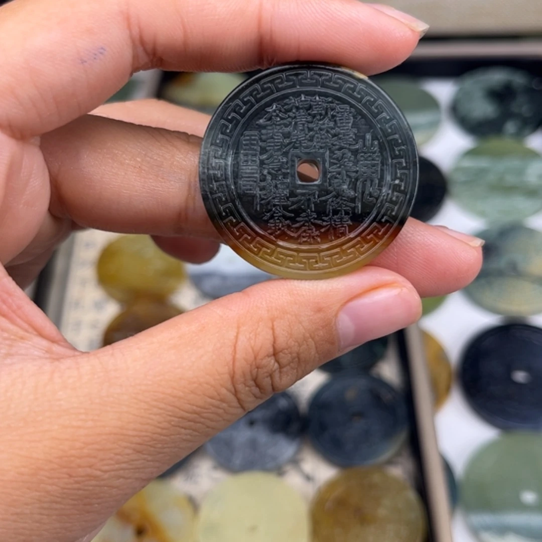 周***森蛇纹石玉未镶嵌颈饰