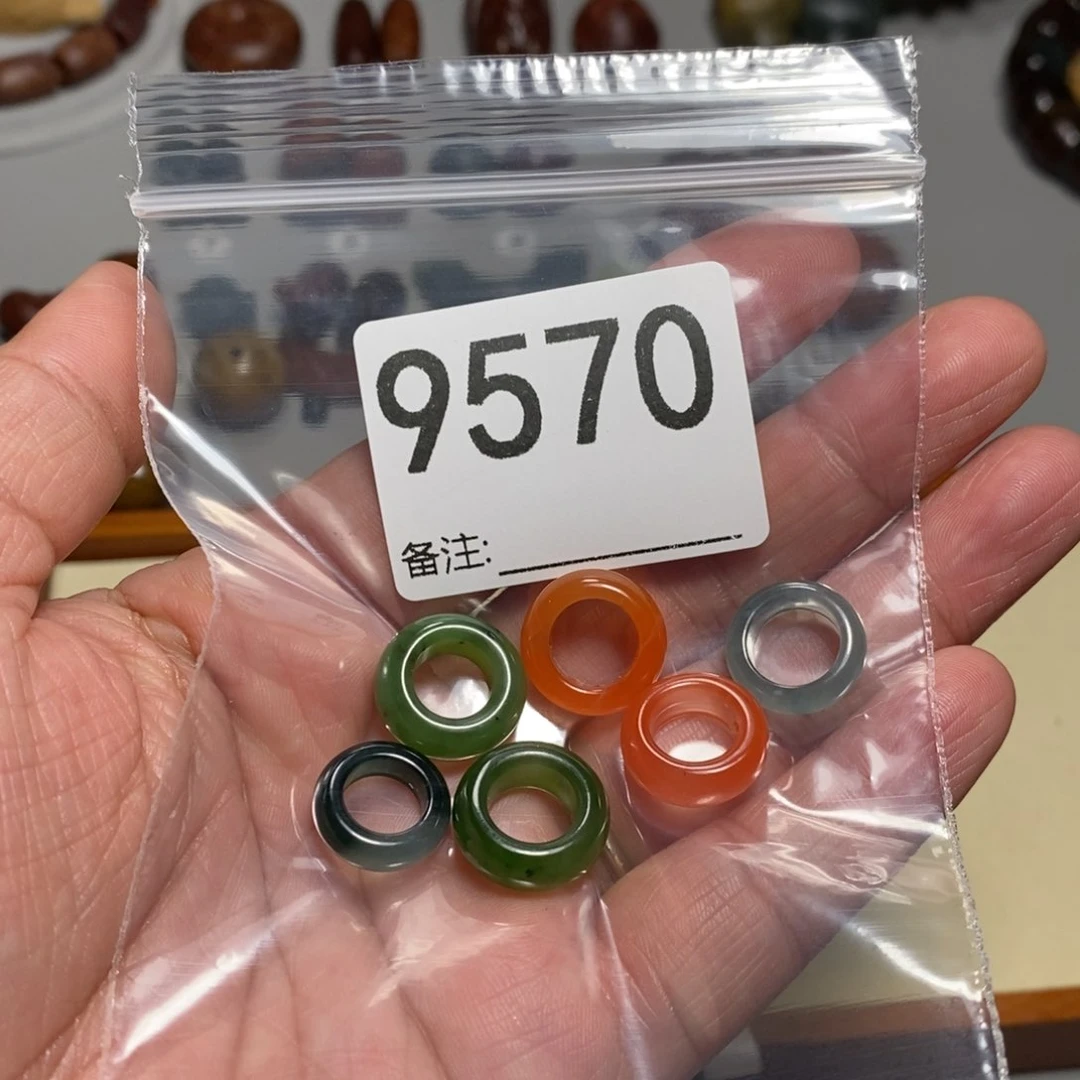 颈饰未镶嵌透闪石质玉道*