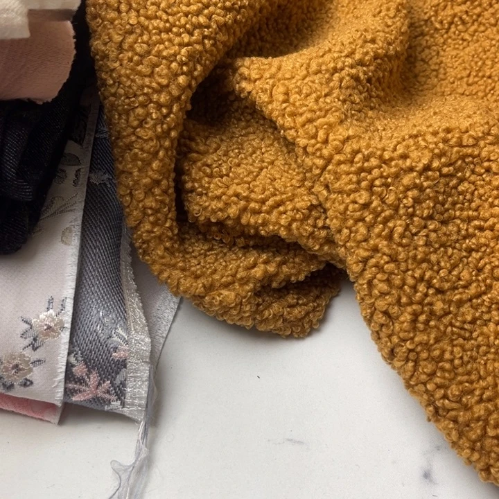 混纺姜黄羊羔毛1.5米。