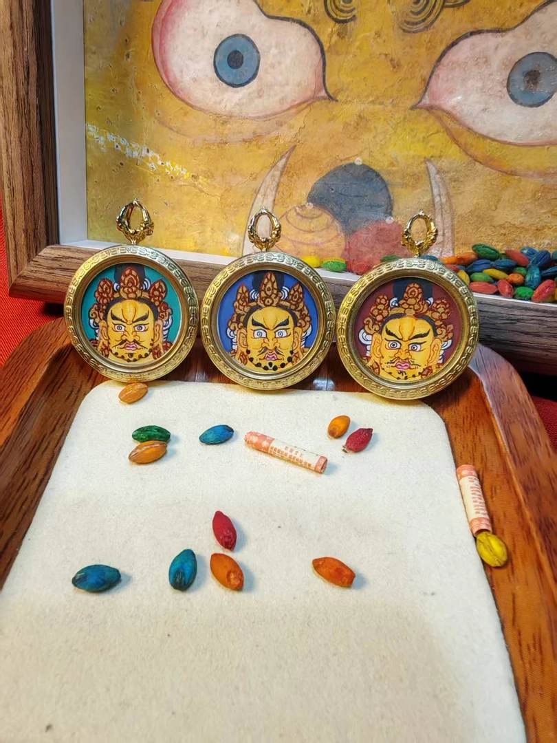 【福利】纯手绘2.0cm黄财神头像吊坠唐卡（送50cm长黑皮绳）