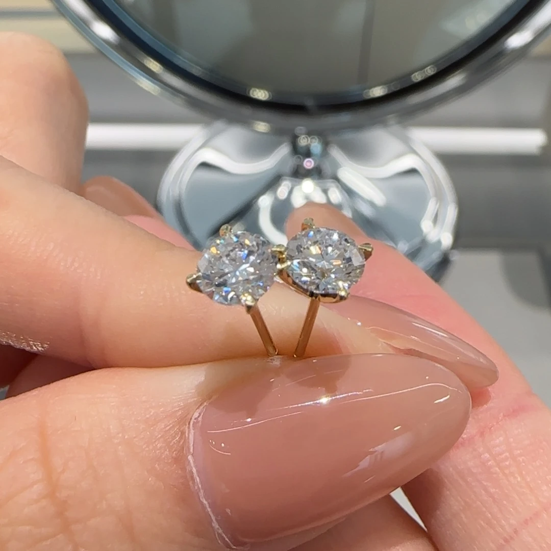 18K金镶嵌实验室培育钻石1.1卡四爪耳钉