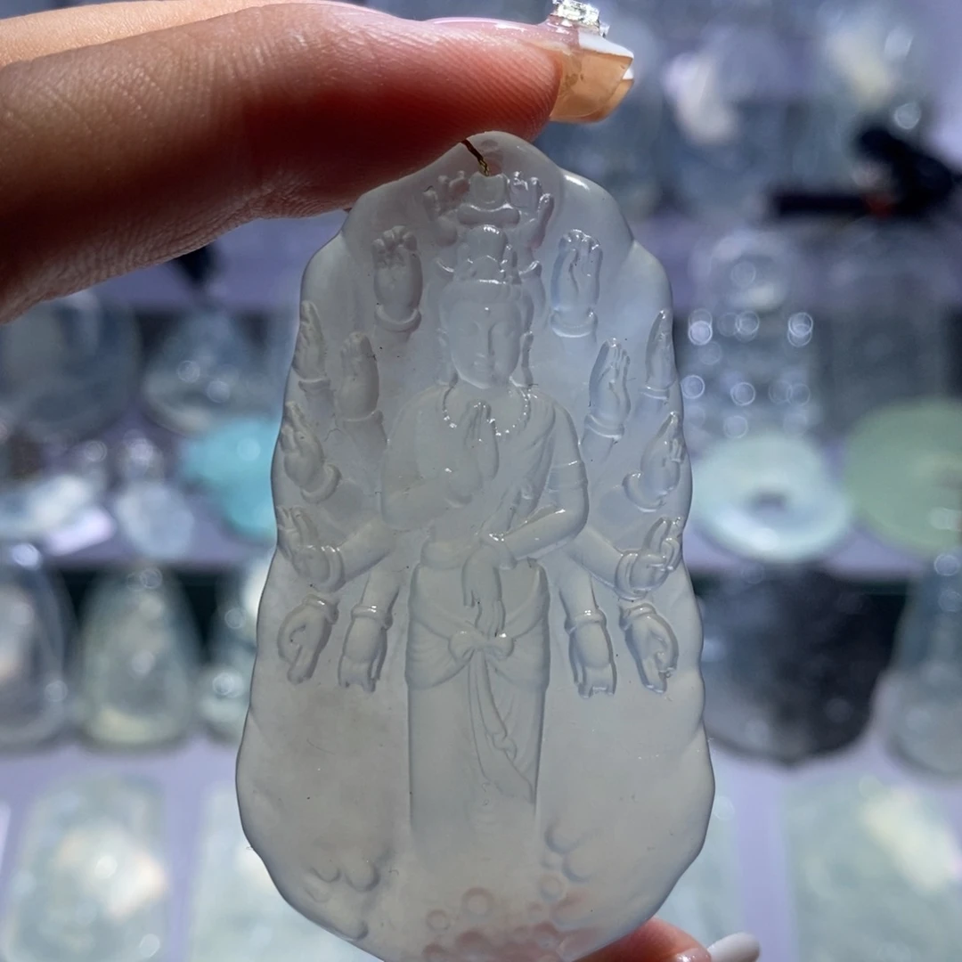 岫玉未镶嵌颈饰千手观音