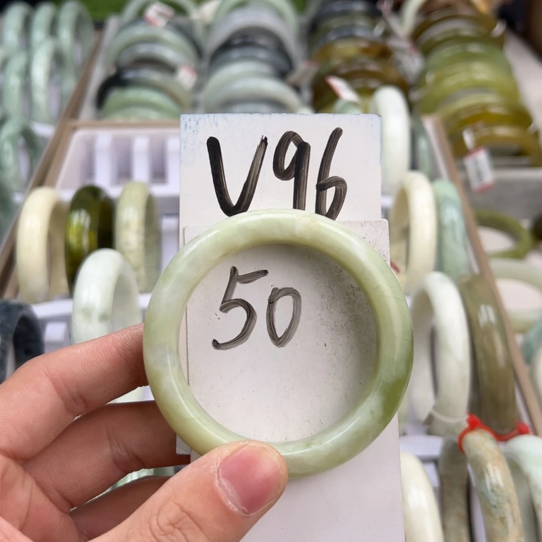 岫玉手镯未镶嵌天然岫玉微瑕，可以正常佩戴