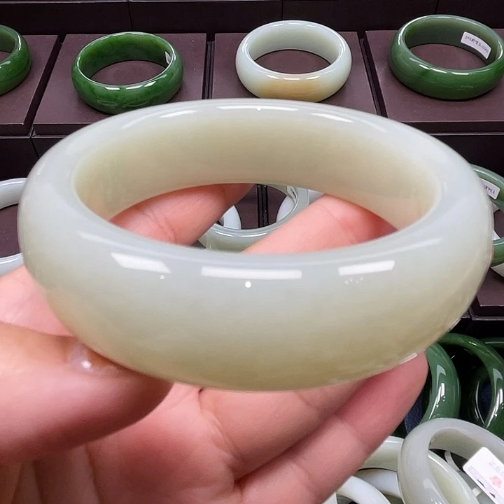 用***1和田玉未镶嵌手镯