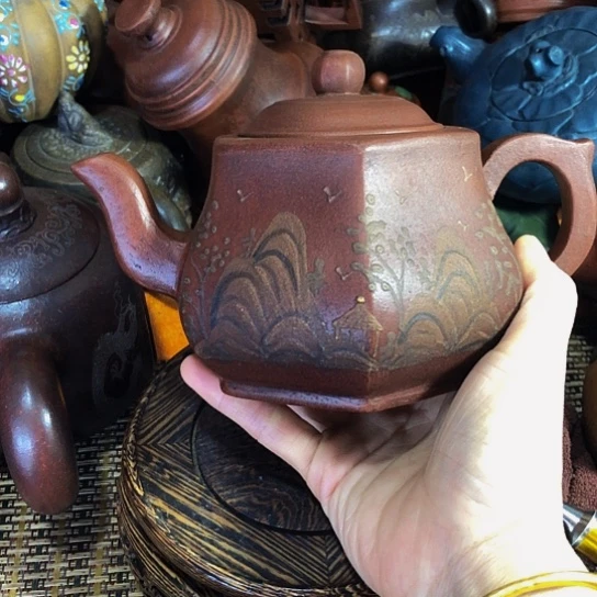茶壶紫砂原矿泥料手工制作的一把紫砂壶。