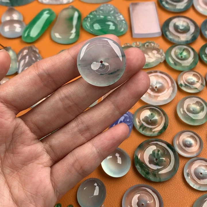 翡翠挂件未镶嵌….