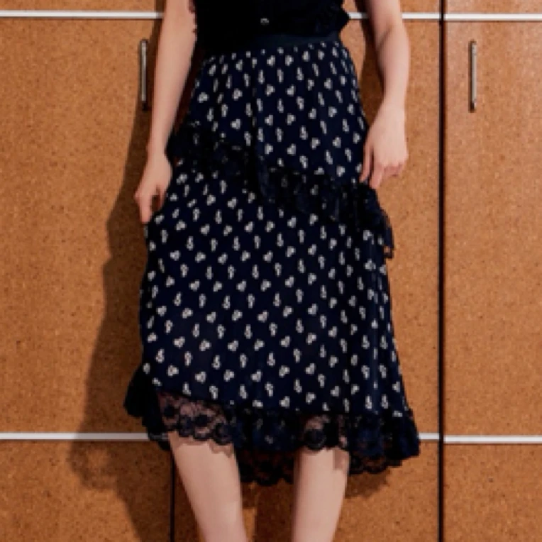 俪妍LIVELY•YAN2025夏季新品心型碎花小百褶半身裙25380-208