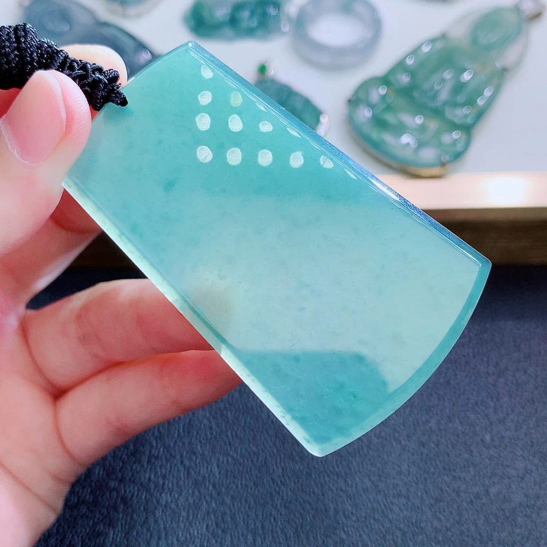 翡翠挂件未镶嵌翡翠