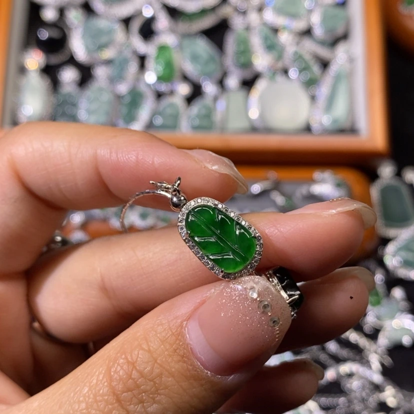 【闪购商品】翡翠颈饰未镶嵌乔*乔天然