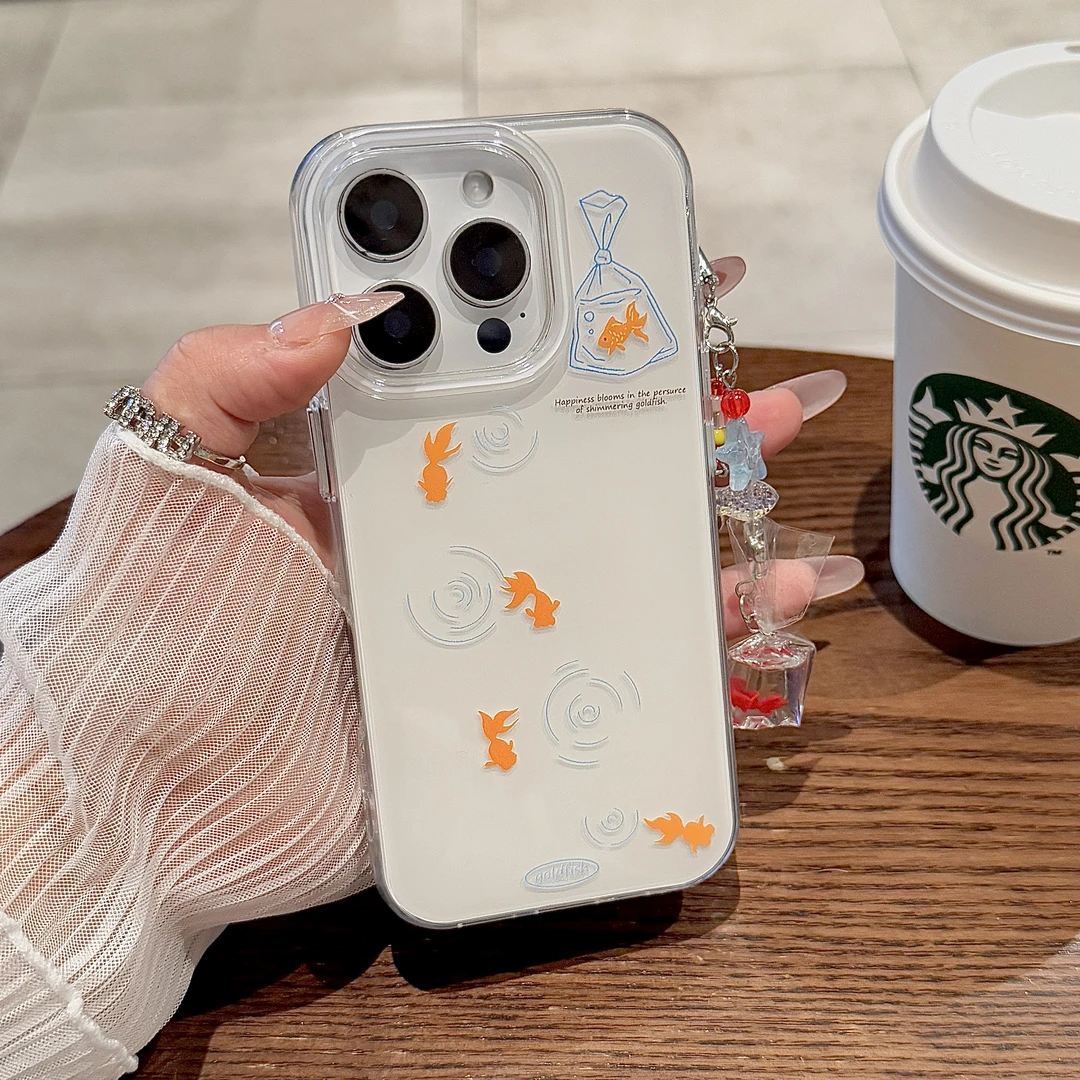 白底水纹袋子满屏小金鱼适用于苹果16Promax手机壳16新款15防摔14