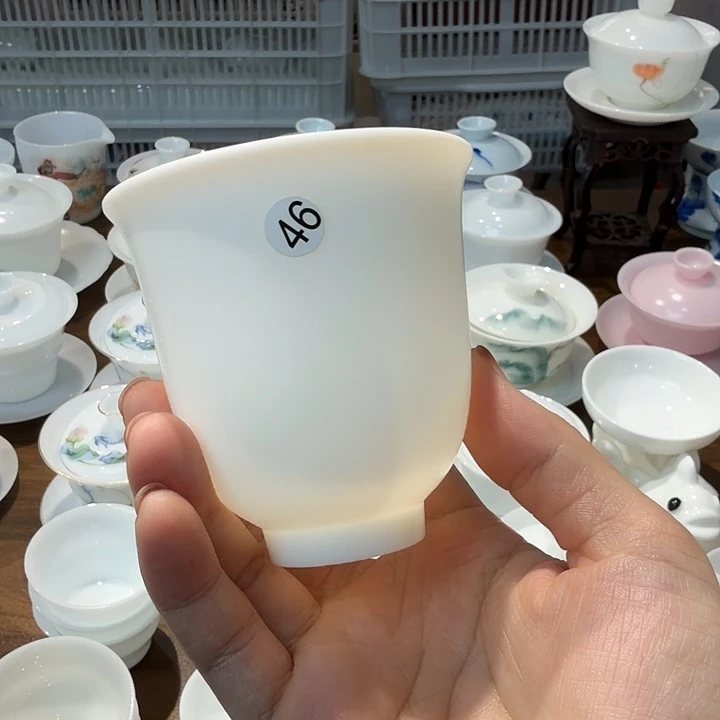 微瑕羊脂玉美人主人杯150两个46号