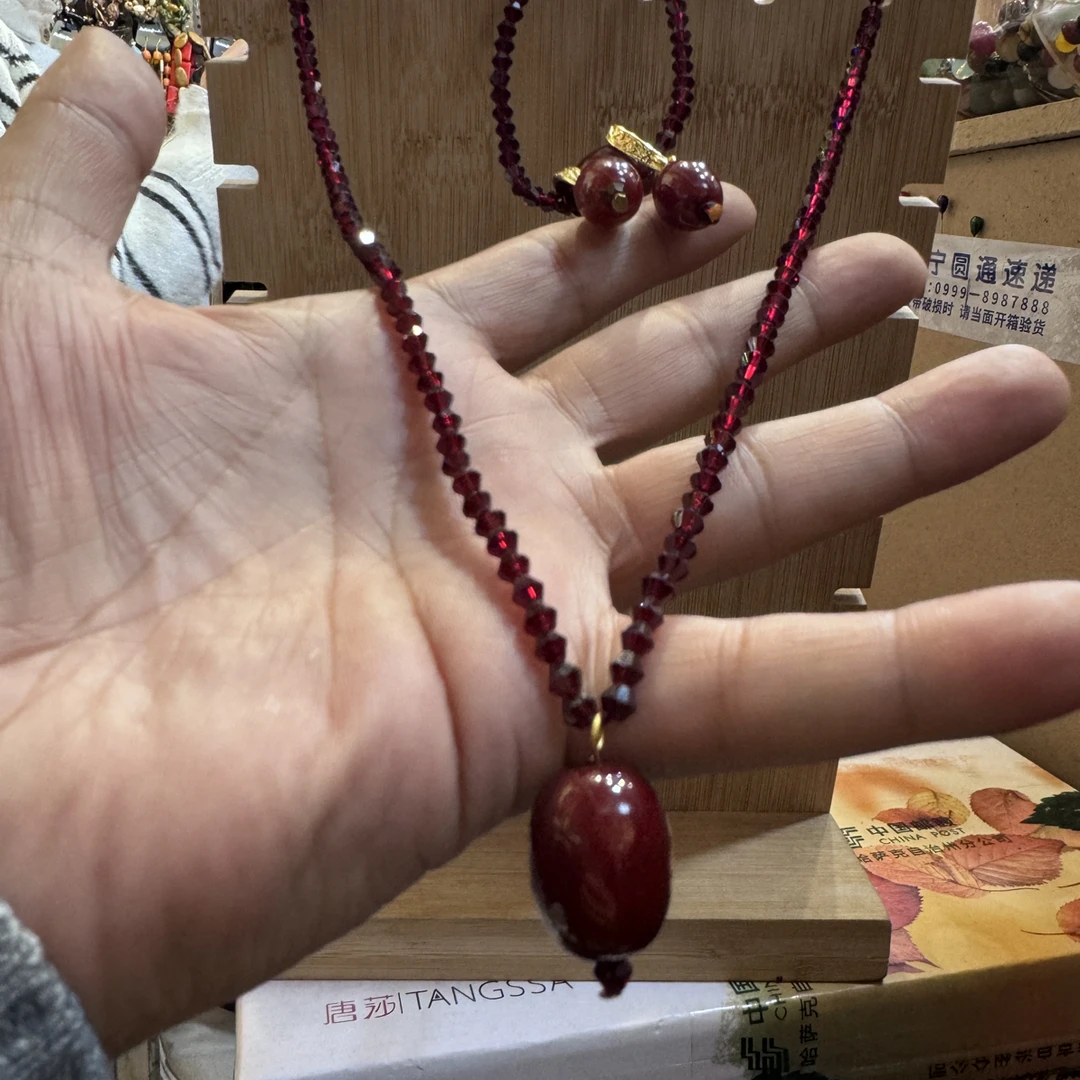 不锈钢项链 非常美丽的珊瑚。