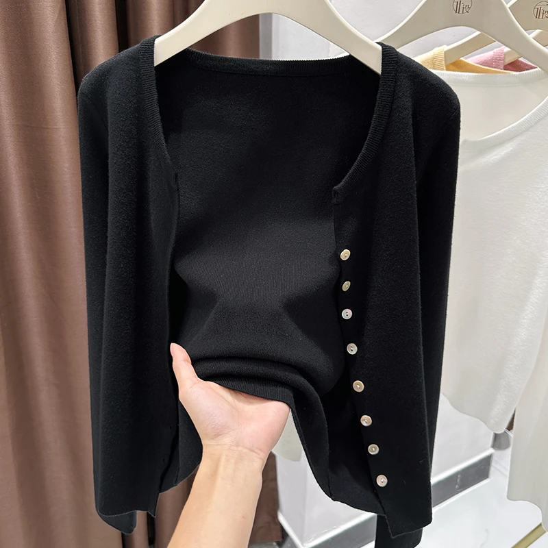 2025秋季新款气质时髦宽松显瘦短款纯色罩衫薄款V领贝壳扣针织衫