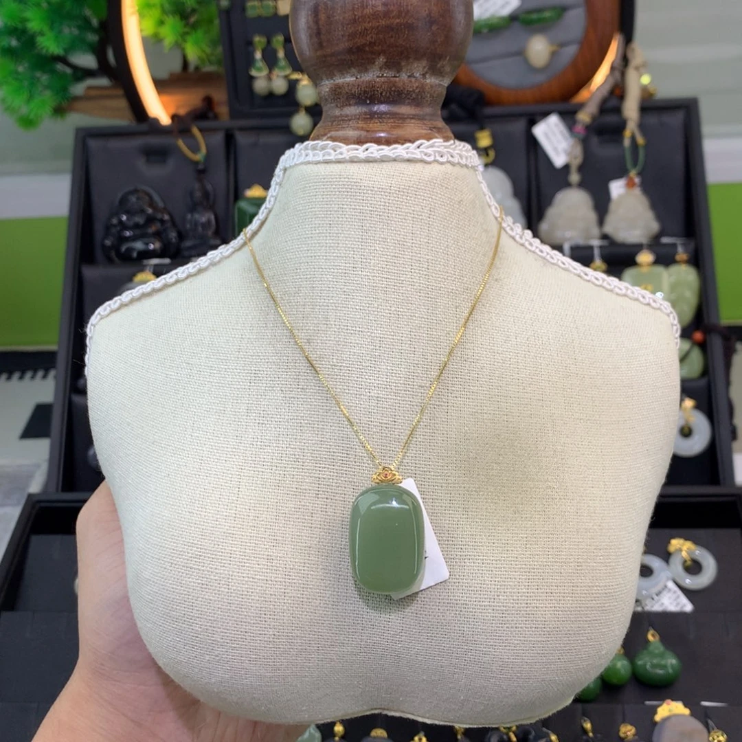 和田玉18K金镶嵌吊坠(赠链)