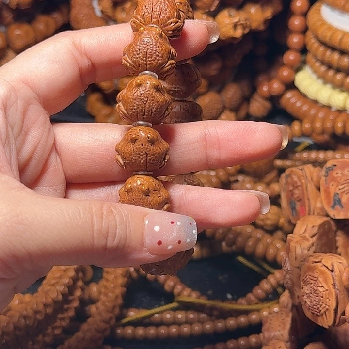 手串桃核呱呱来财