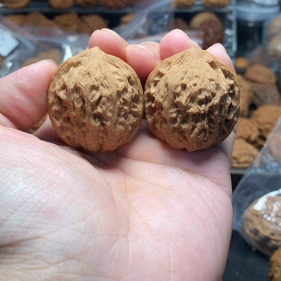 1文玩核桃密纹王爷帽36-380