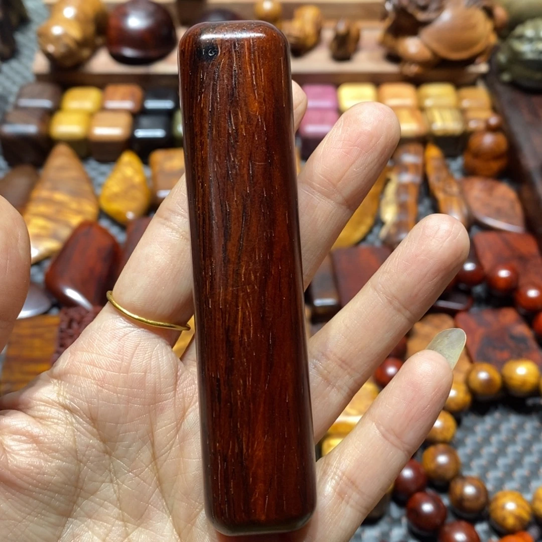 齐***胜微凹黄檀（南美大红酸枝）瑕疵