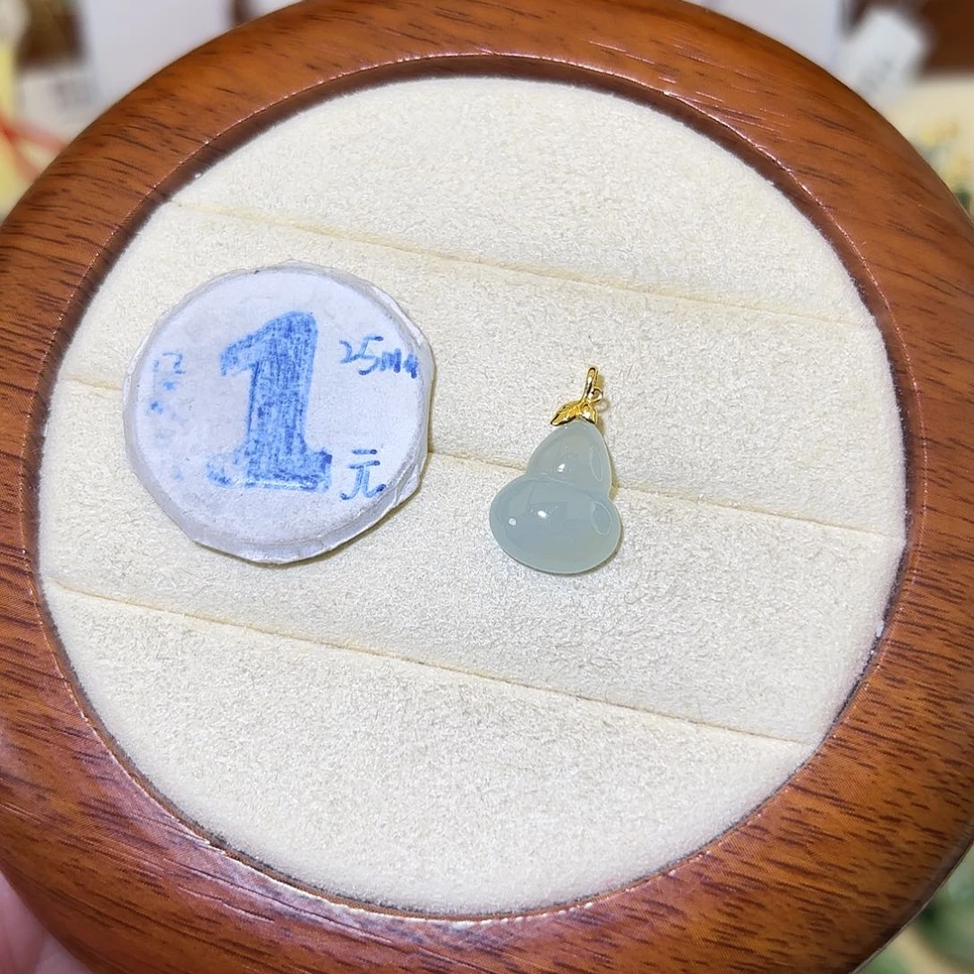 翡翠18K金镶嵌颈饰葫芦