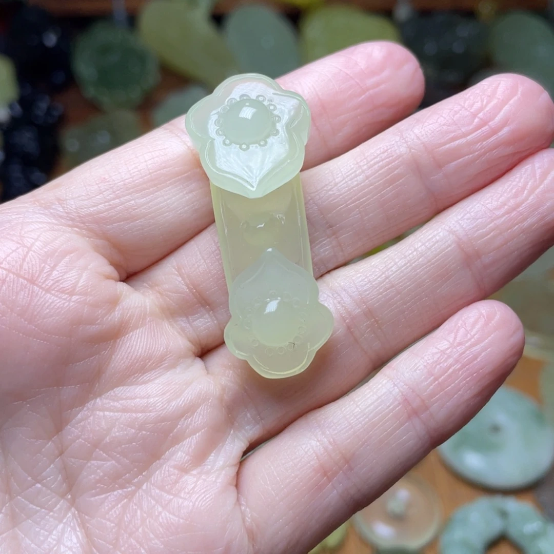 蛇纹石玉未镶嵌吊坠