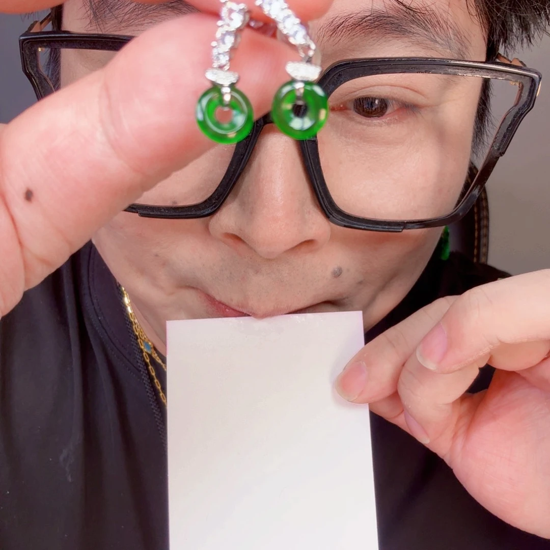 翡翠未镶嵌颈饰一件