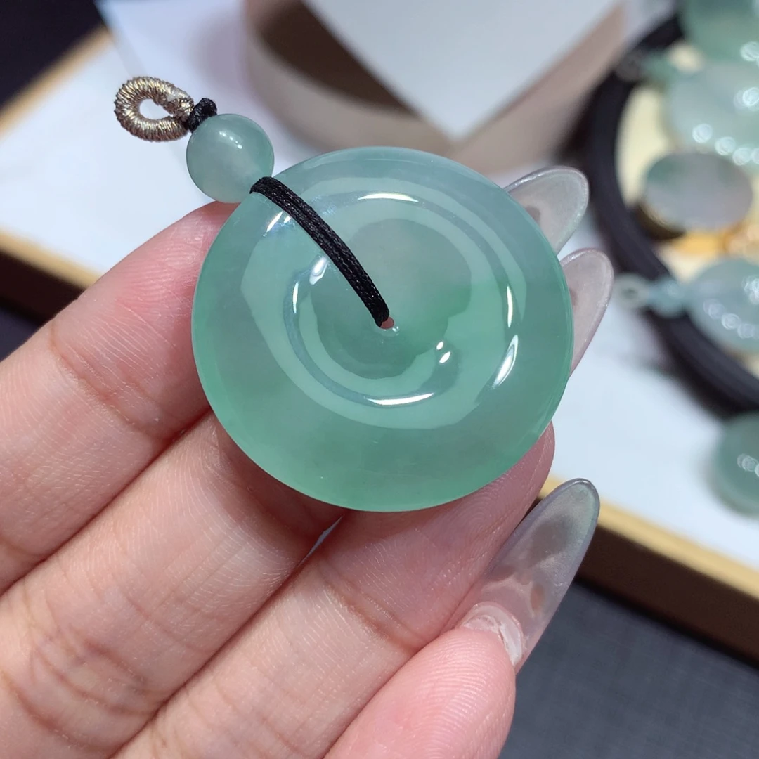 翡翠未镶嵌颈饰平安