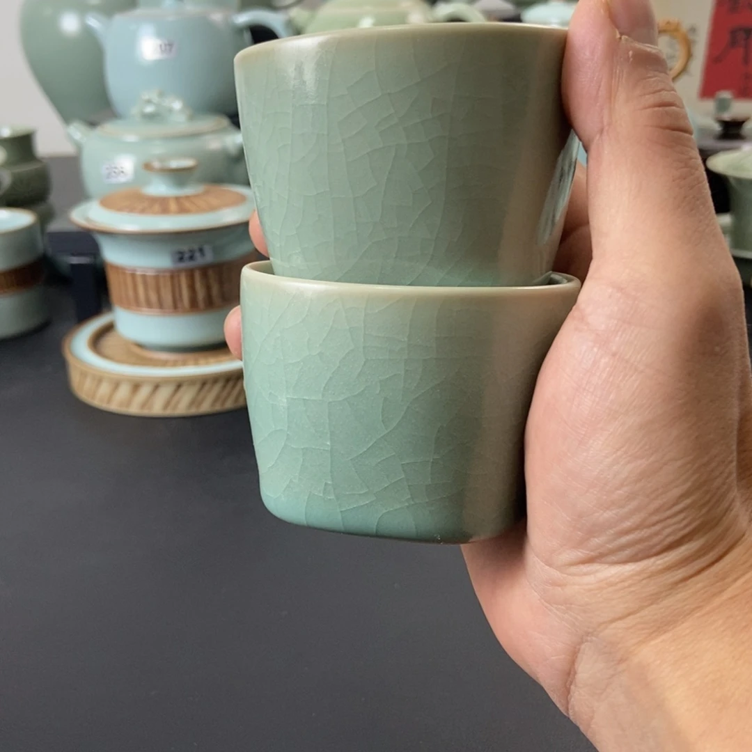 一级品仿古釉天圆地方杯两只